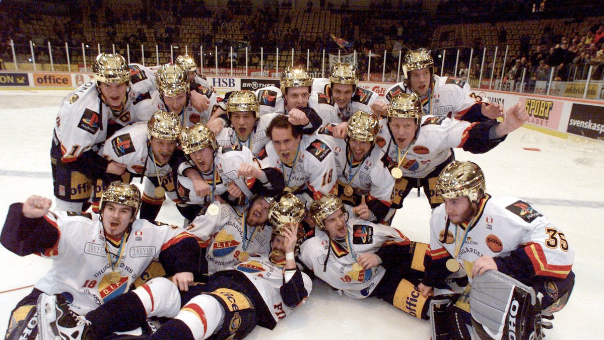 Det visar de 16 gulden i hockey. Här 2001 med en ung Mikael Tellqvist firande i vänster hörn. 